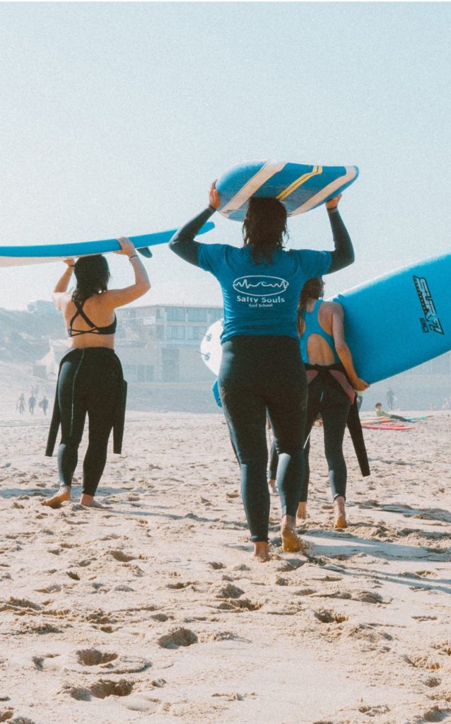 Grupo escolar haciendo surf